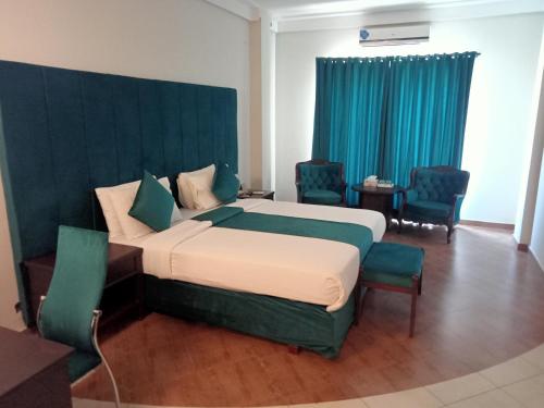 Ένα ή περισσότερα κρεβάτια σε δωμάτιο στο Grand Regency