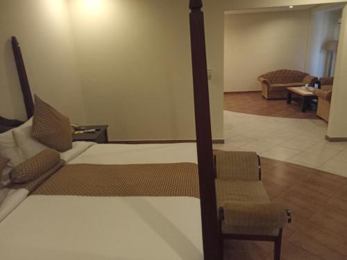 Ένα ή περισσότερα κρεβάτια σε δωμάτιο στο Grand Regency