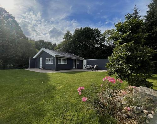 a small house in a yard with a green lawn at Hof von Felde in Soltau