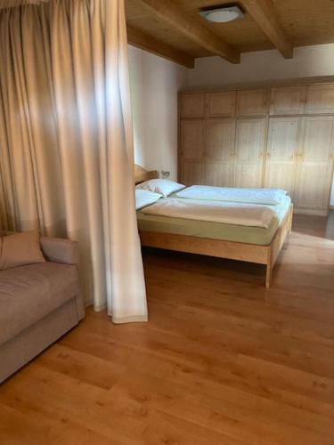 une chambre avec un lit et un canapé dans l'établissement Kienasthof, à Bressanone