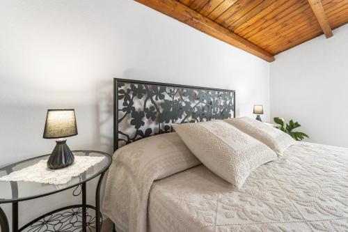 a bedroom with a bed and a table with a lamp at Su Niu de Arbus in Arbus