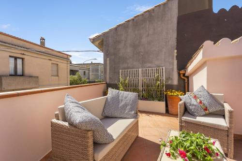 a patio with two chairs and a couch on a balcony at Su Niu de Arbus in Arbus