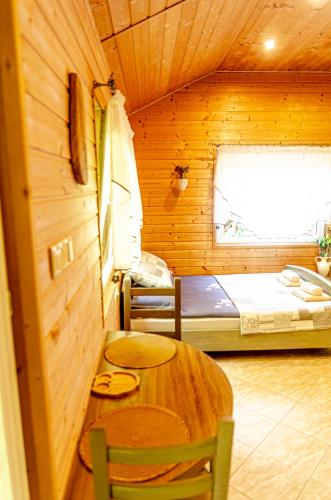 a small room with a table and a bed at Domek Letniskowy Pucka in Mieroszyno