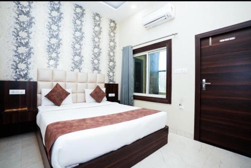 a bedroom with a large bed in a room at Hotel Dosa plaza in Udaipur