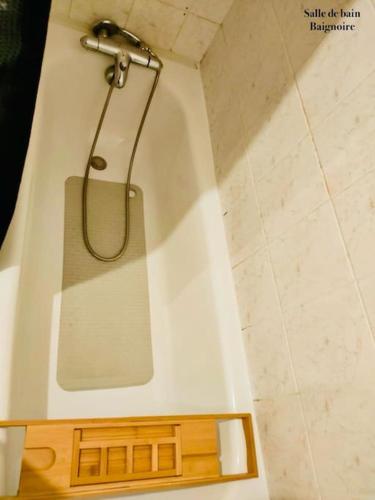 La salle de bains est pourvue d'une baignoire, d'une douche et d'un lavabo. dans l'établissement Appartement Cergy- Face à l'ESSEC à 4 min du RER A, à Cergy