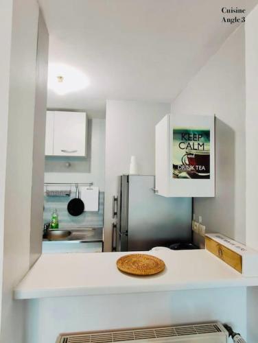 - une cuisine avec un comptoir et une tarte dans l'établissement Appartement Cergy- Face à l'ESSEC à 4 min du RER A, à Cergy