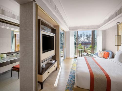 TV a/nebo společenská místnost v ubytování InterContinental Phuket Resort by IHG