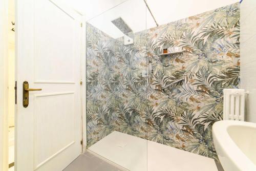 a bathroom with a floral wallpaper on the wall at Hotel Il Nido in Amalfi