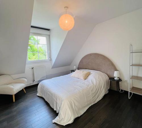 une chambre avec un lit blanc et une fenêtre dans l'établissement Villa Baccara Le Touquet, à Le Touquet-Paris-Plage