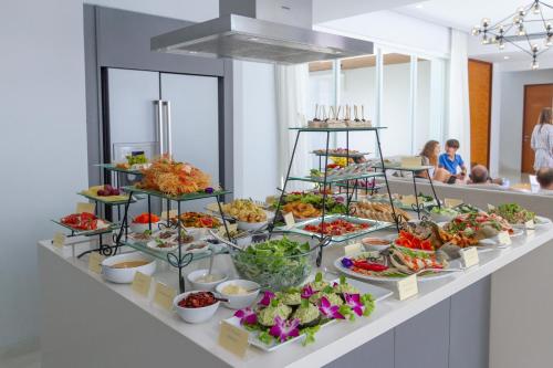 ein Buffet mit vielen verschiedenen Speisen in der Unterkunft Coastal Escape Natai Beach in Natai Beach