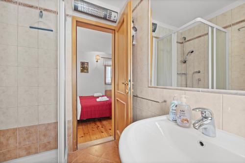 Bilik mandi di Rustic Villa Diana with pool near Rovinj