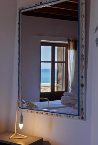 a mirror in a room with a bed and a window at Sun Villa in Neon Oitilon