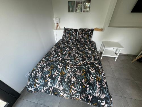 - un lit avec couverture dans une chambre dans l'établissement Studio neuf rez de jardin dans chalet individuel, à Thollon-les-Mémises