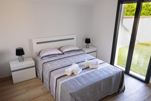 una camera da letto con un letto con due asciugamani sopra di La maison de La ramée a Tournefeuille