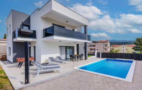 Πισίνα στο ή κοντά στο 4 Bedroom Awesome Home In Posedarje
