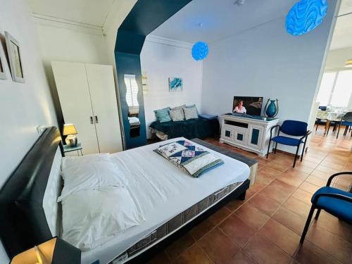 une chambre avec un lit et un salon dans l'établissement 