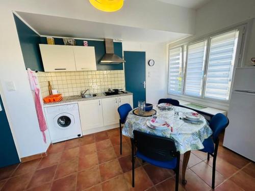 une cuisine avec une table et des chaises dans une cuisine dans l'établissement 