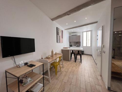 B032 Grand studio au marche Forville