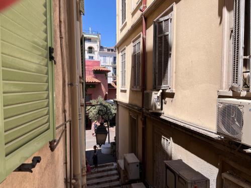 B032 Grand studio au marche Forville