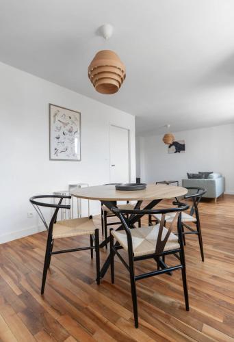 a dining room with a table and chairs at Résidence Léon Blum - Appartements design - Parking in Clermont-Ferrand