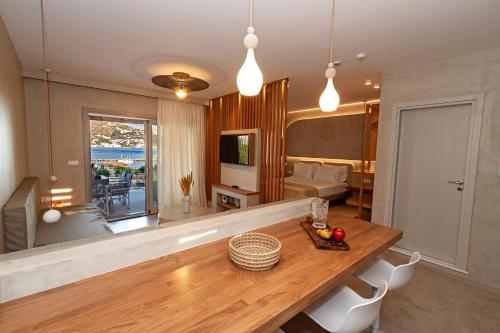 Televisyen dan/atau pusat hiburan di Pefki Luxury Suites