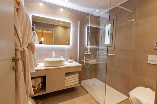 Bilik mandi di Pefki Luxury Suites