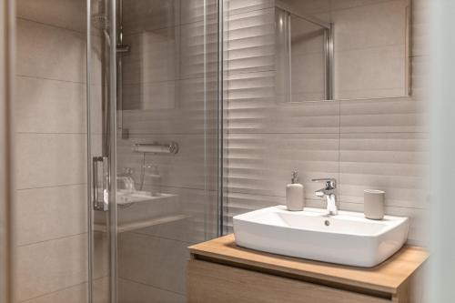 a bathroom with a sink and a shower at Apartmán Charlie in Cerny Dul