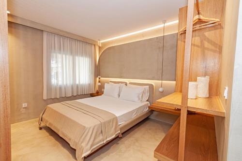 Postel nebo postele na pokoji v ubytování Pefki Luxury Suites