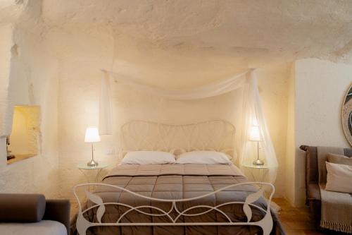 a bedroom with a bed and two lamps and a couch at Il Belvedere in Matera