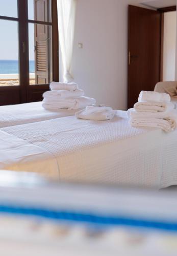 a group of towels sitting on top of a bed at Sun Villa in Neon Oitilon