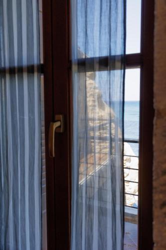 an open door with a view of the ocean at Sun Villa in Neon Oitilon