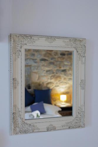 a mirror with a picture of a bed in a room at Sun Villa in Neon Oitilon