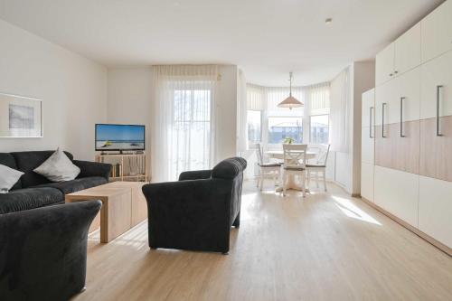 una sala de estar con un sofá y una mesa en FeWo Grytz, en Dahme