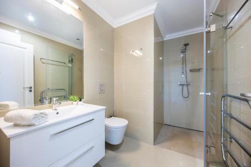 拉戈斯Boa Vista - Golf View Villa的带淋浴、马桶和水槽的浴室
