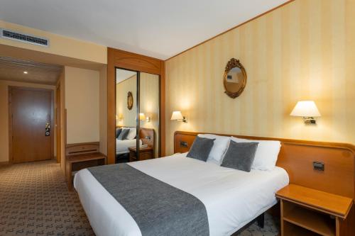 Ένα ή περισσότερα κρεβάτια σε δωμάτιο στο Hotel Alda Río Tormes