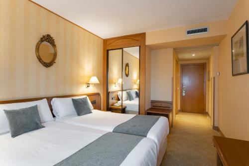 Ένα ή περισσότερα κρεβάτια σε δωμάτιο στο Hotel Alda Río Tormes