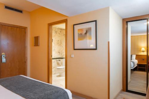 Ένα ή περισσότερα κρεβάτια σε δωμάτιο στο Hotel Alda Río Tormes