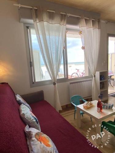 une chambre avec un lit, une table et une fenêtre dans l'établissement Location Appartement LA TRANCHE SUR MER, à La Tranche-sur-Mer