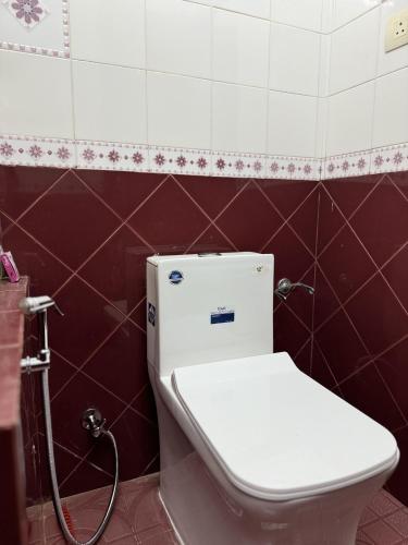 a bathroom with a toilet and a shower at Coconut Creek Homestay Kumarakom in Kottayam