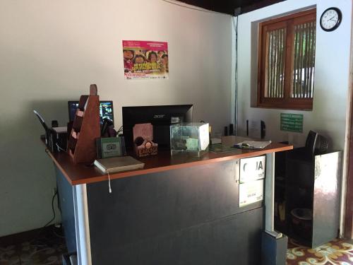 a counter in a room with a counter top at Laguna Beach Club in La Laguna