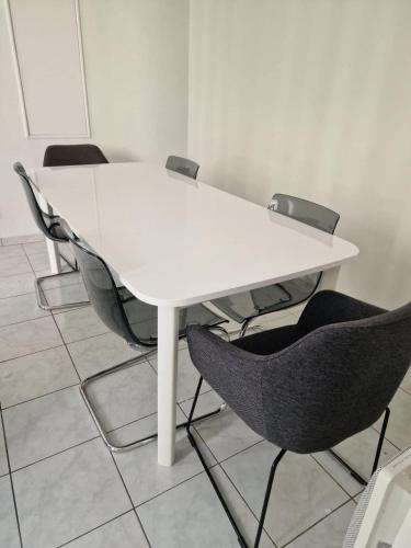 - une table et des chaises blanches dans la chambre dans l'établissement 150 m de la plage des catalans, à Marseille