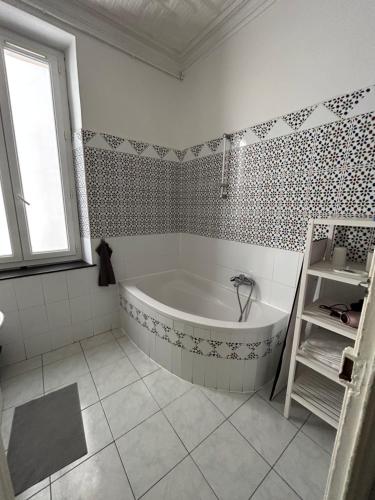 une baignoire dans une salle de bain avec une fenêtre dans l'établissement 150 m de la plage des catalans, à Marseille