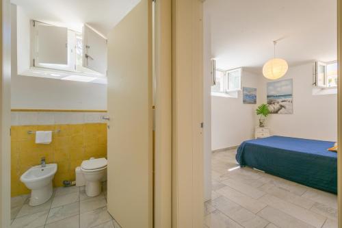 ein Bad mit einem Bett und einem WC in einem Zimmer in der Unterkunft Villa Corallo Sofia in San Vincenzo