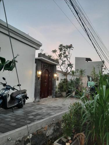 Pondok Giri 3 في جيمباران: سكوتر متوقف أمام منزل