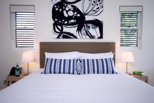 - une chambre avec un lit et deux lampes dans l'établissement Domain Serviced Apartments, à Brisbane