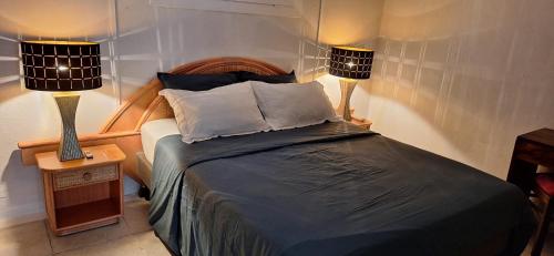 - une chambre avec un lit et 2 lampes sur une table dans l'établissement Villa Steriane, aux Issambres