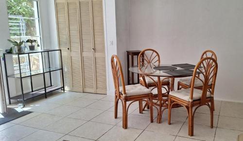 une salle à manger avec une table et des chaises dans l'établissement Villa Steriane, aux Issambres
