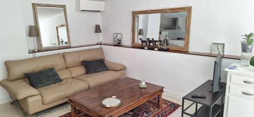 un salon avec un canapé et une table dans l'établissement Villa Steriane, aux Issambres