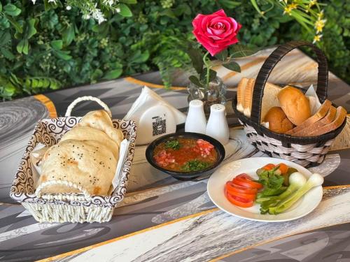 Makanan di atau berdekatan hotel