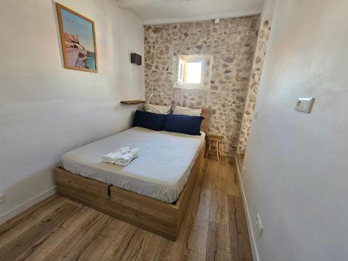 une petite chambre avec un lit dans une pièce dans l'établissement Charmant 2 pièces au cœur du Vieil Antibes, à Antibes